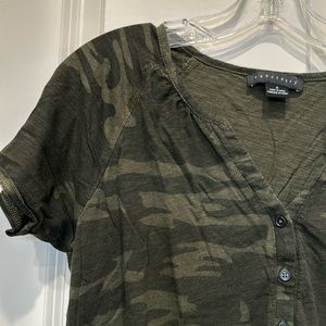 3 for $15! Sanctuary camo v-neck short sleeve henley, size small